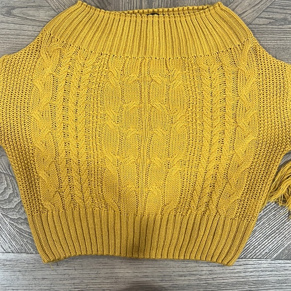 Off-shoulder cable sweater - Picture 3 of 3